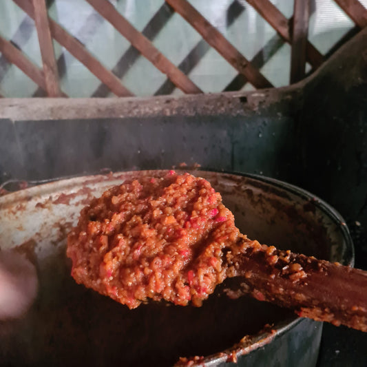 Zacuscă la foc de lemne – când timpul devine aromă